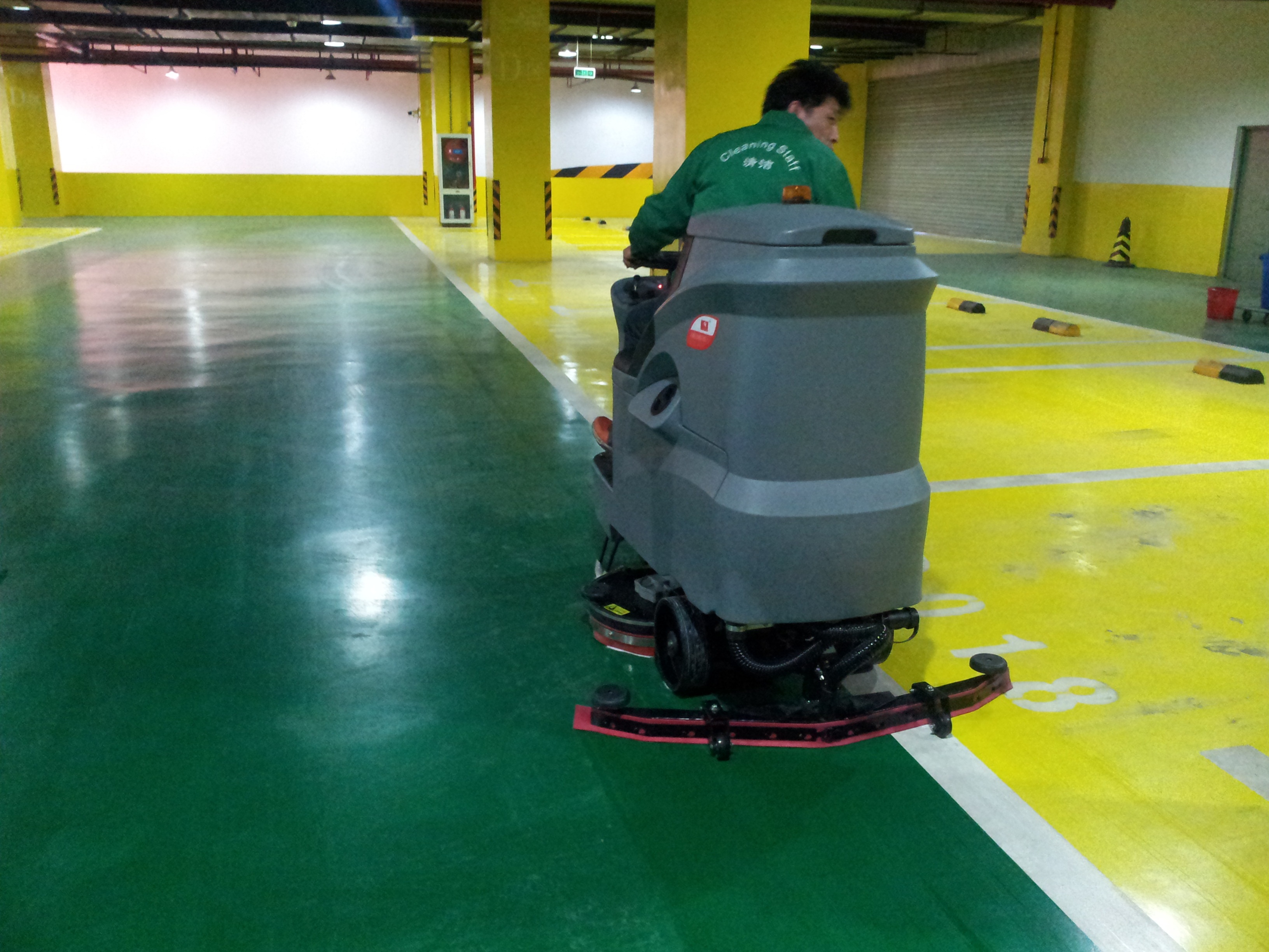 駕駛式洗地車有哪些優(yōu)勢(shì)？