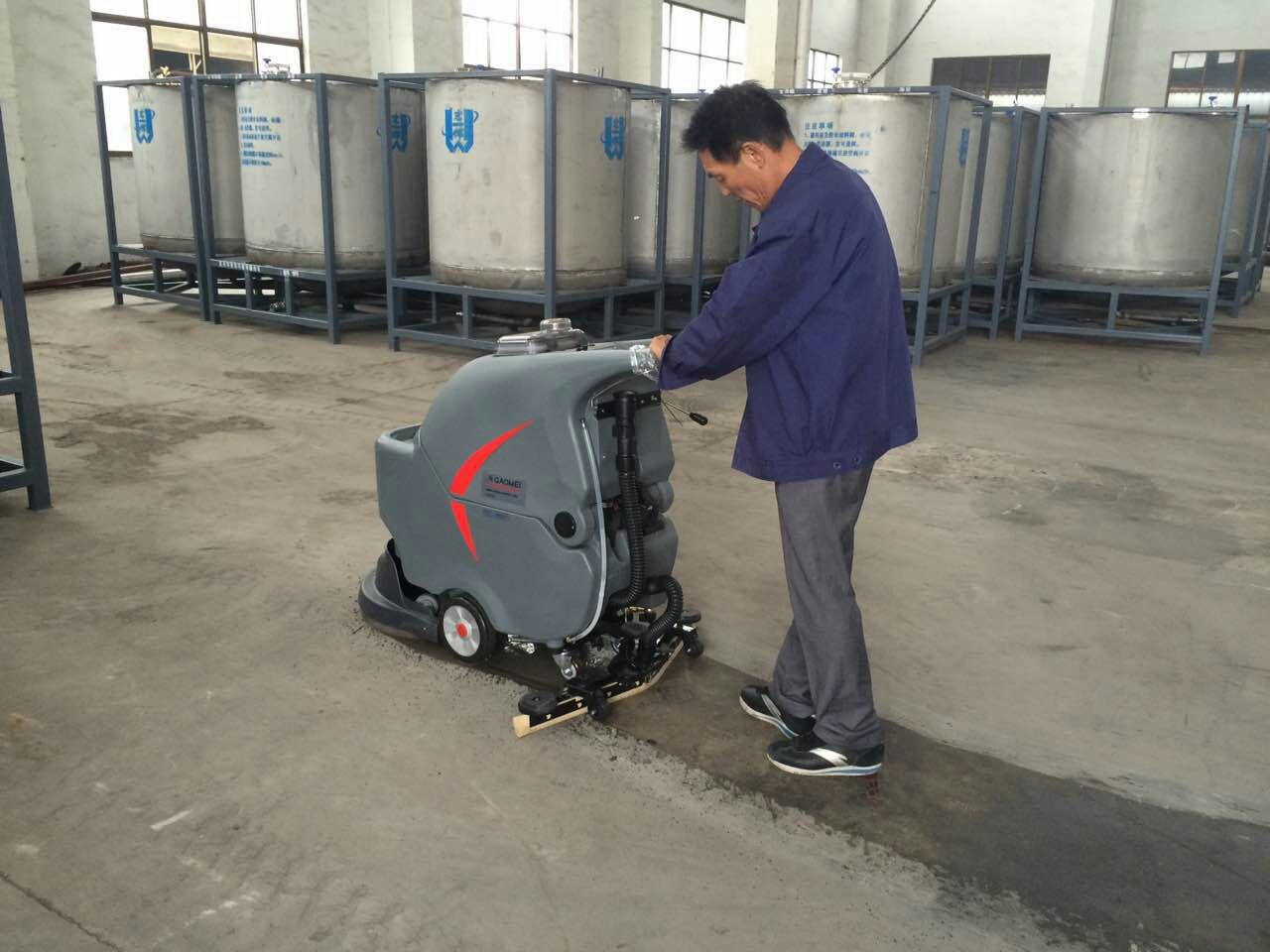 手推式洗地機清洗質(zhì)量不斷下降怎么辦？