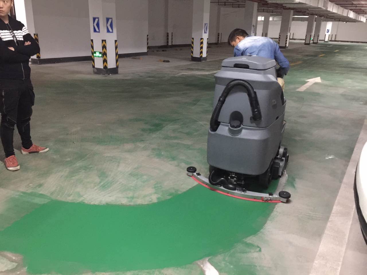在使用電動駕駛式洗地機清潔地面時應注意什么？
