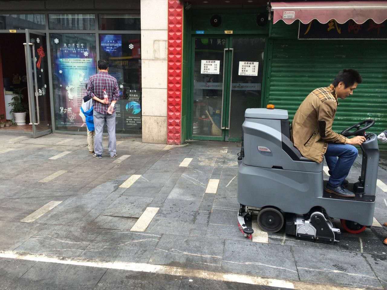 駕駛式洗地機的電瓶多長時間更換一次，大約多少錢？