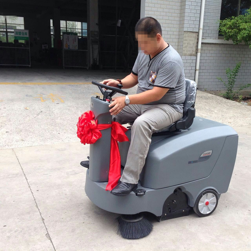 戶外機械化掃地，駕駛式掃地機更具人性化