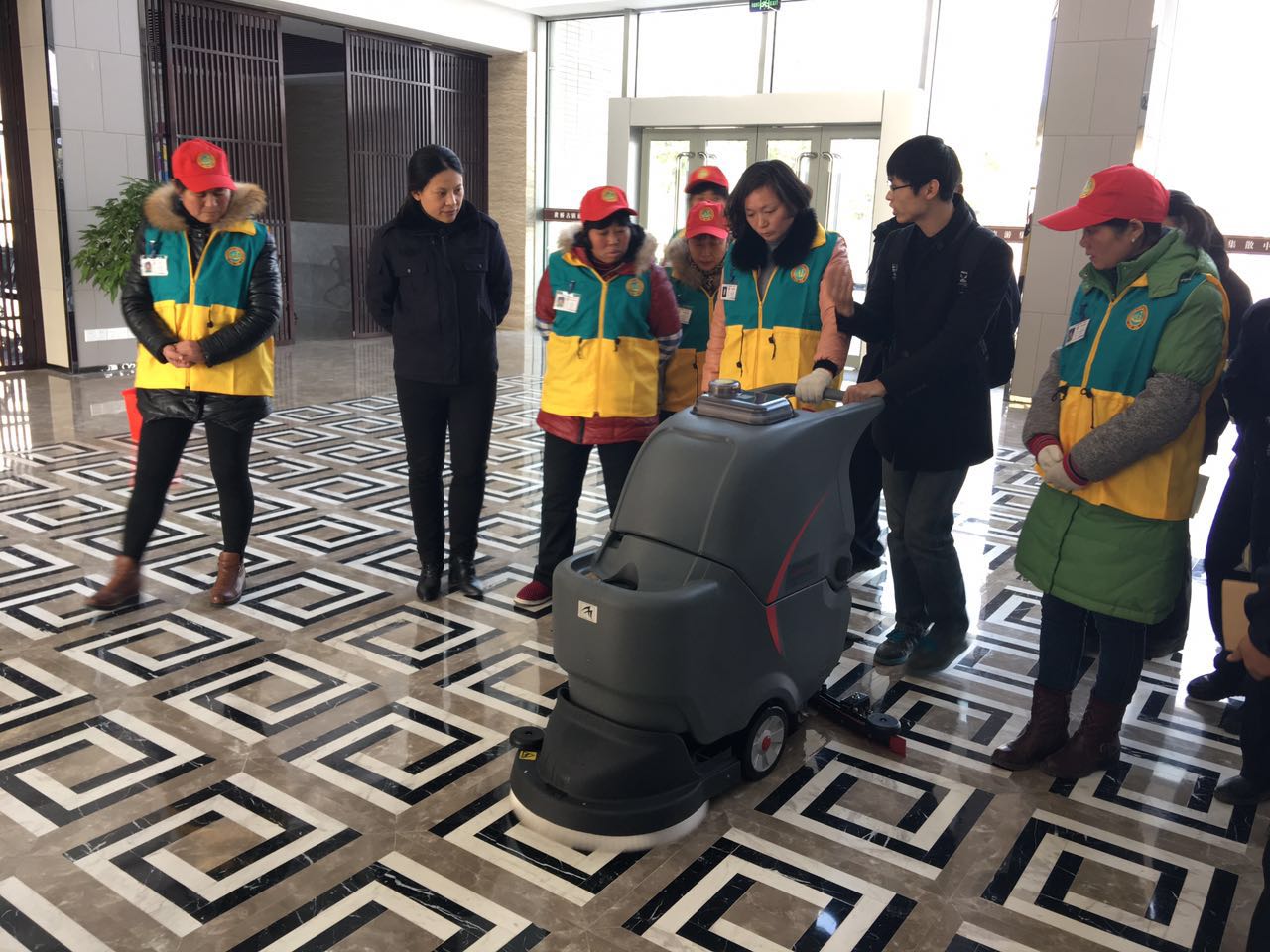 駕駛式洗地機讓保潔公司“如虎添翼”