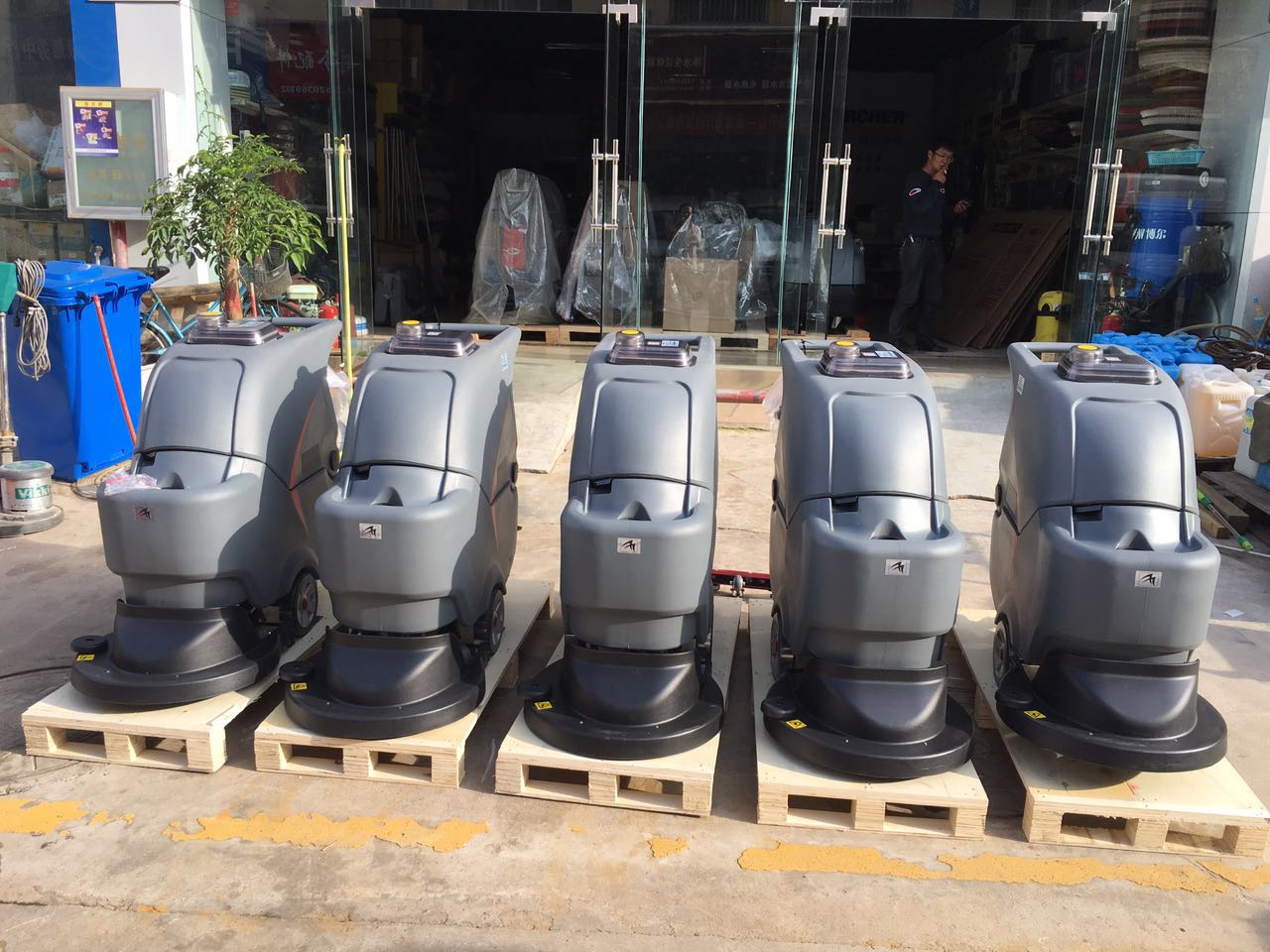 如何來選擇駕駛式洗地機和手推式洗地機，這兩種哪個更實用？