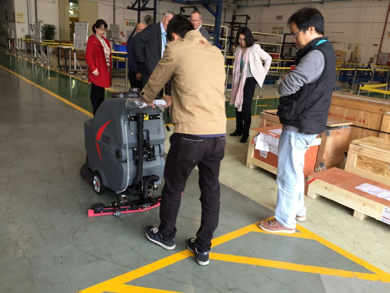 高美分享：大型工廠(chǎng)企業(yè)如何選擇擦地機(jī)地面清潔設(shè)備