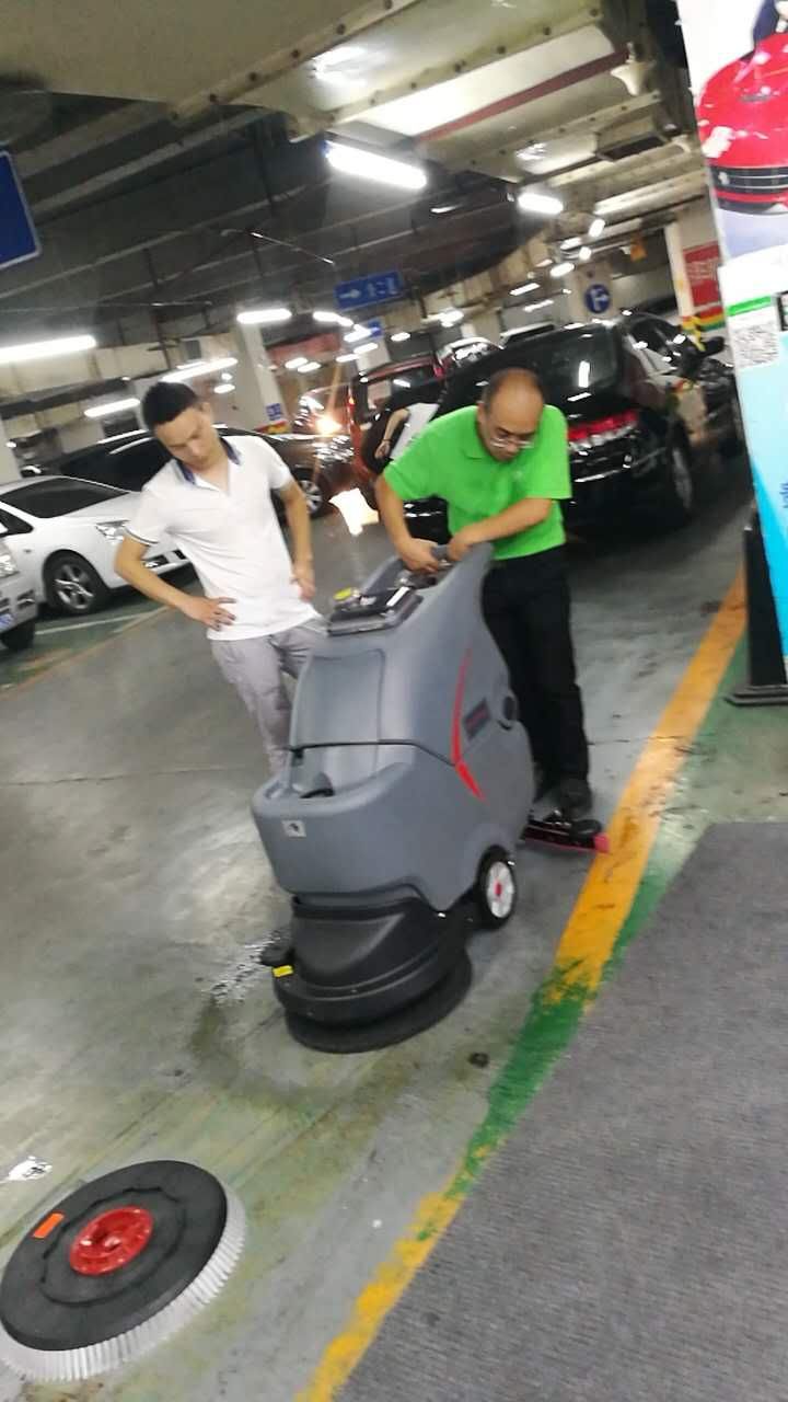 工廠車間環(huán)氧地面不好清洗怎么辦？洗地機(jī)是個(gè)好幫手