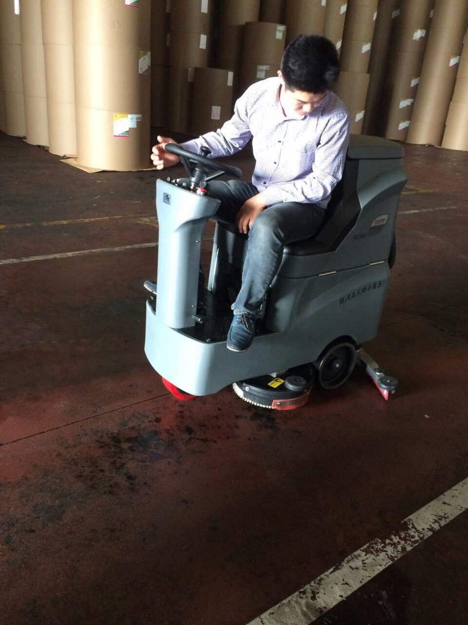 工廠選擇什么價格的全自動洗地機比較好？