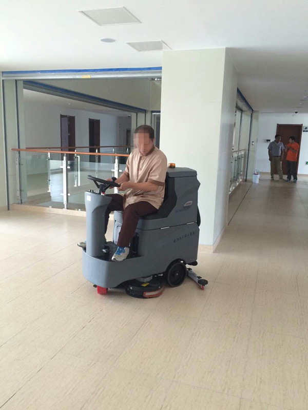 買了駕駛式洗地機(jī)不能光用，還得會保養(yǎng)會維修