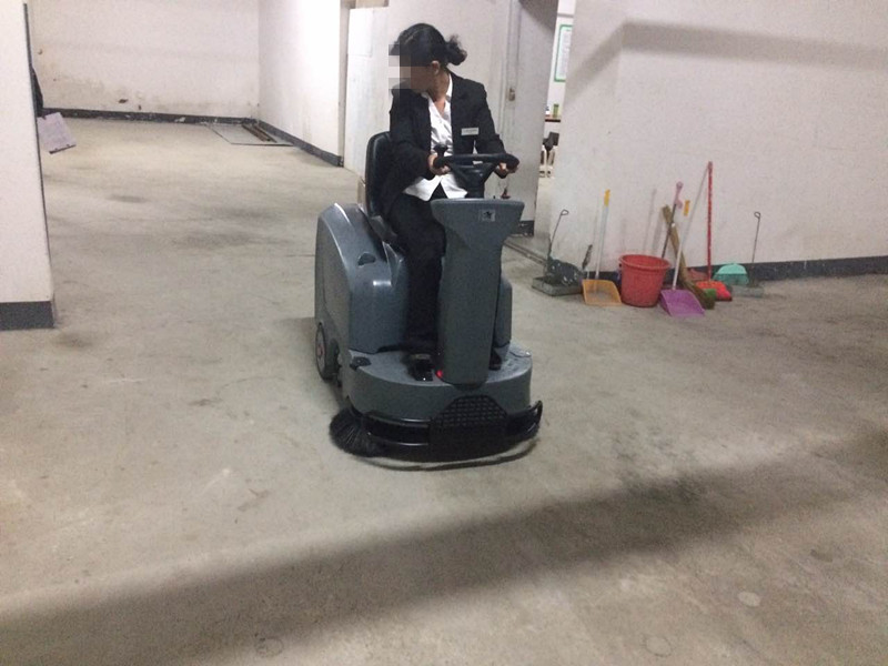 電動(dòng)掃地車該怎樣做日常維護(hù)？