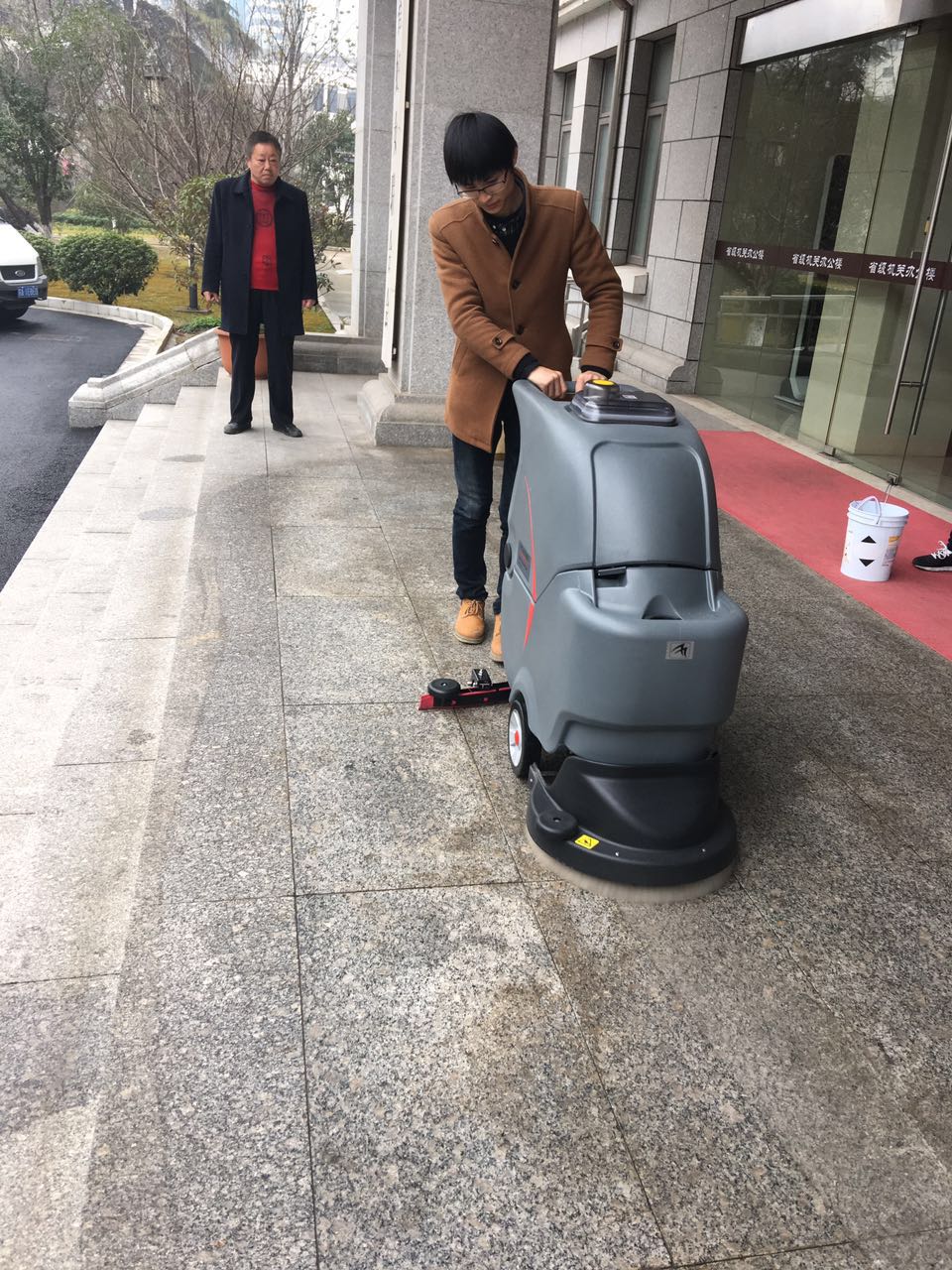 全自動洗地機能解決企業(yè)什么問題？