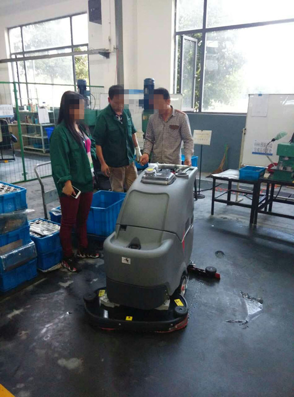 商場，超市選擇什么樣的全自動(dòng)洗地機(jī)做保潔比較合適?